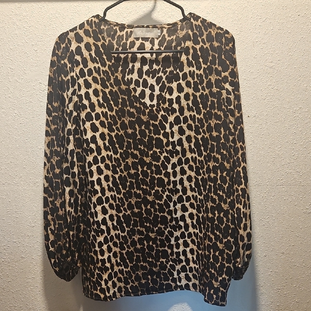 Chic Leopard Print V-Neck Blouse